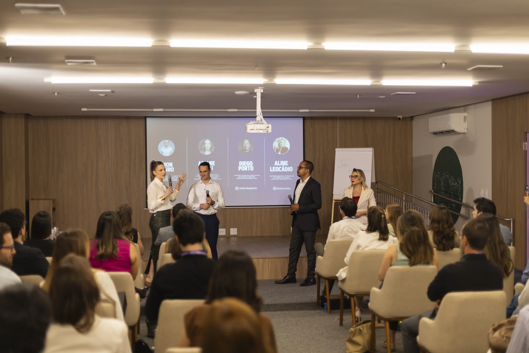 Especialistas conduzindo uma conversa diante do público